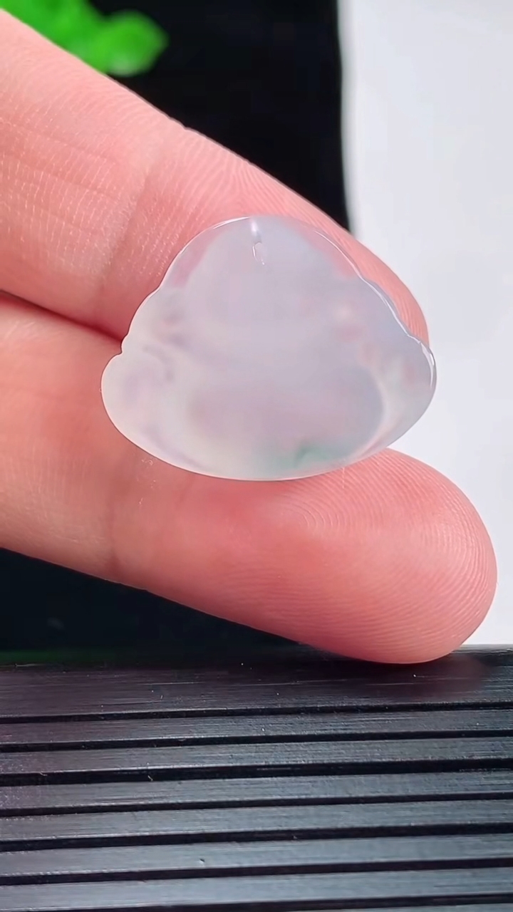 天然A货翡翠冰种飘花佛公吊坠，尺寸19-23-6重量:3.96g
5月20日