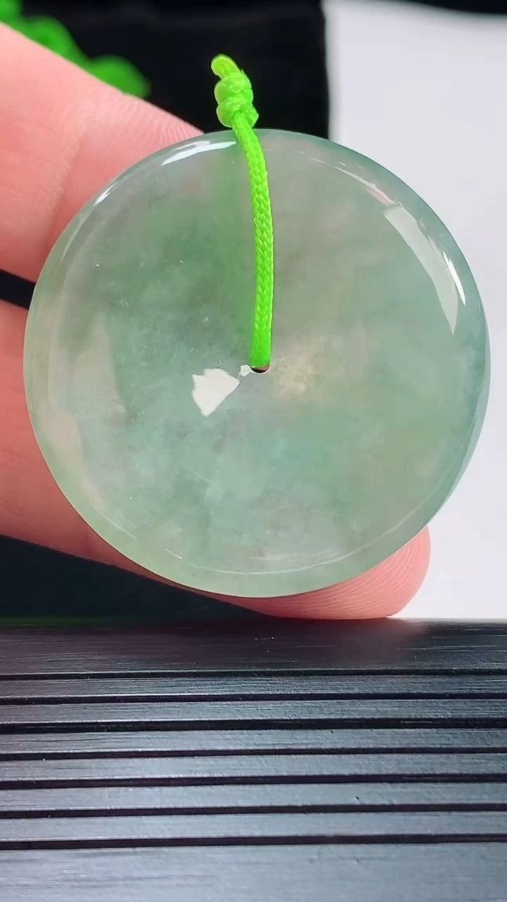 天然A货翡翠平安扣吊坠，尺寸36-5重量:14.00g
5月20日