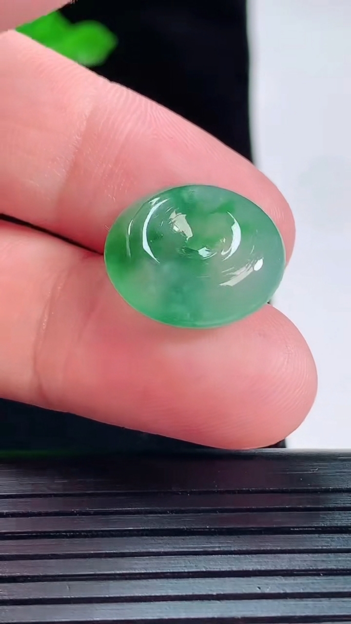 天然A货翡翠平安扣吊坠，尺寸18-6重量:3.60g
5月20日