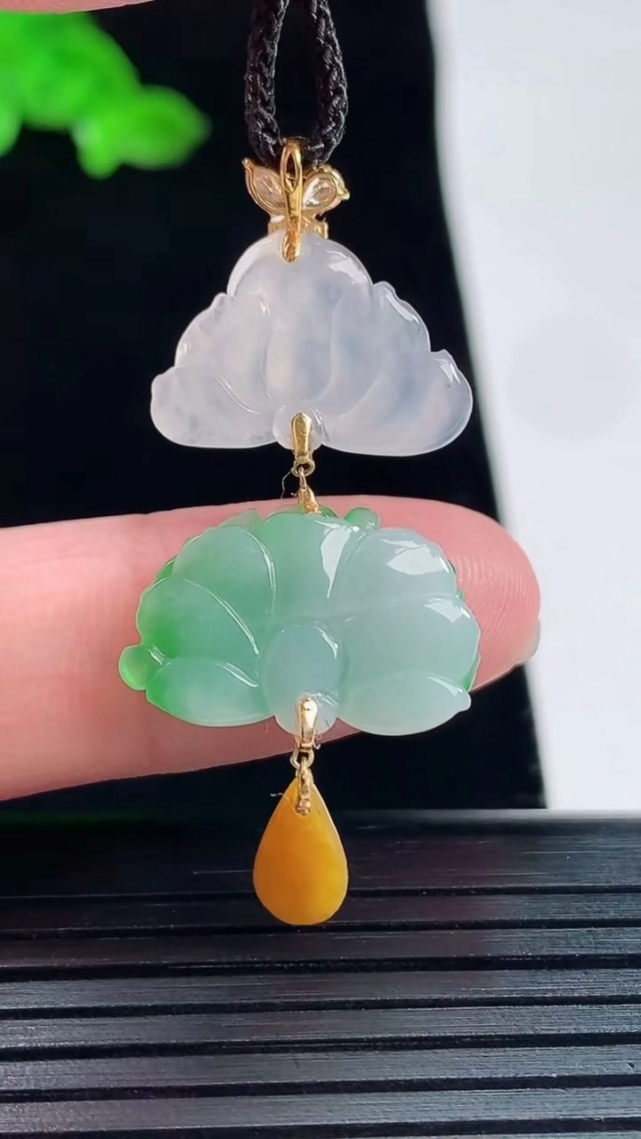 天然A货翡翠和和美美 荷花吊坠，尺寸41-19-4，裸石12-19重量:3.45g
5月20日