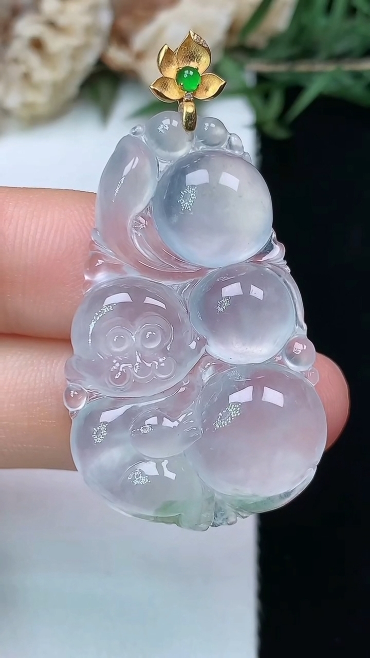 天然A货翡翠飘花生肖猴吊坠，尺寸35.4-22.2-5.4，重量:6.59g
5月20日