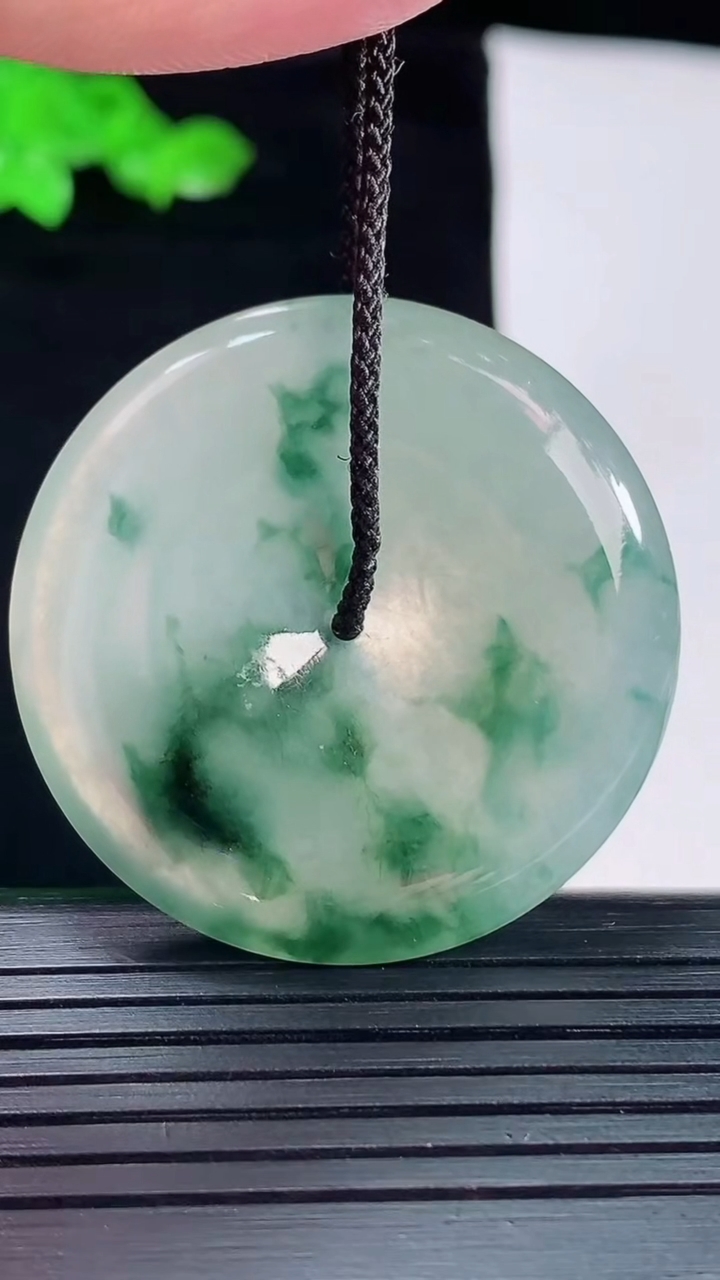 天然A货翡翠冰种飘花平安扣吊坠，尺寸38-5.2重量:15.80g
5月20日