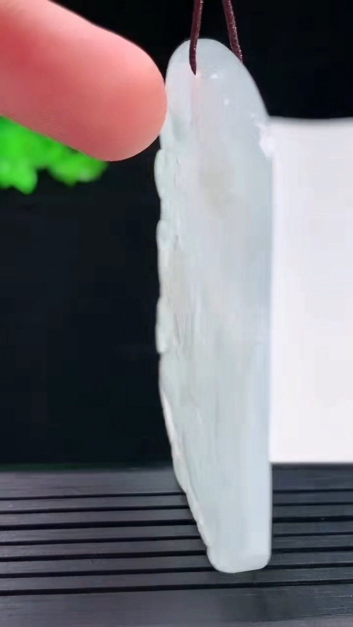 天然A货翡翠大势至菩萨吊坠，尺寸61-46.6-6.5重量:43.04g
5月20日