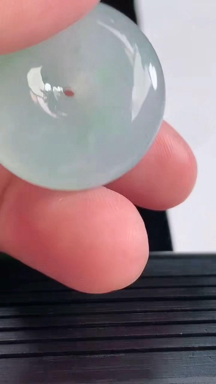 天然A货翡翠平安扣吊坠，尺寸29.5-8.2重量:15.46g
5月20日