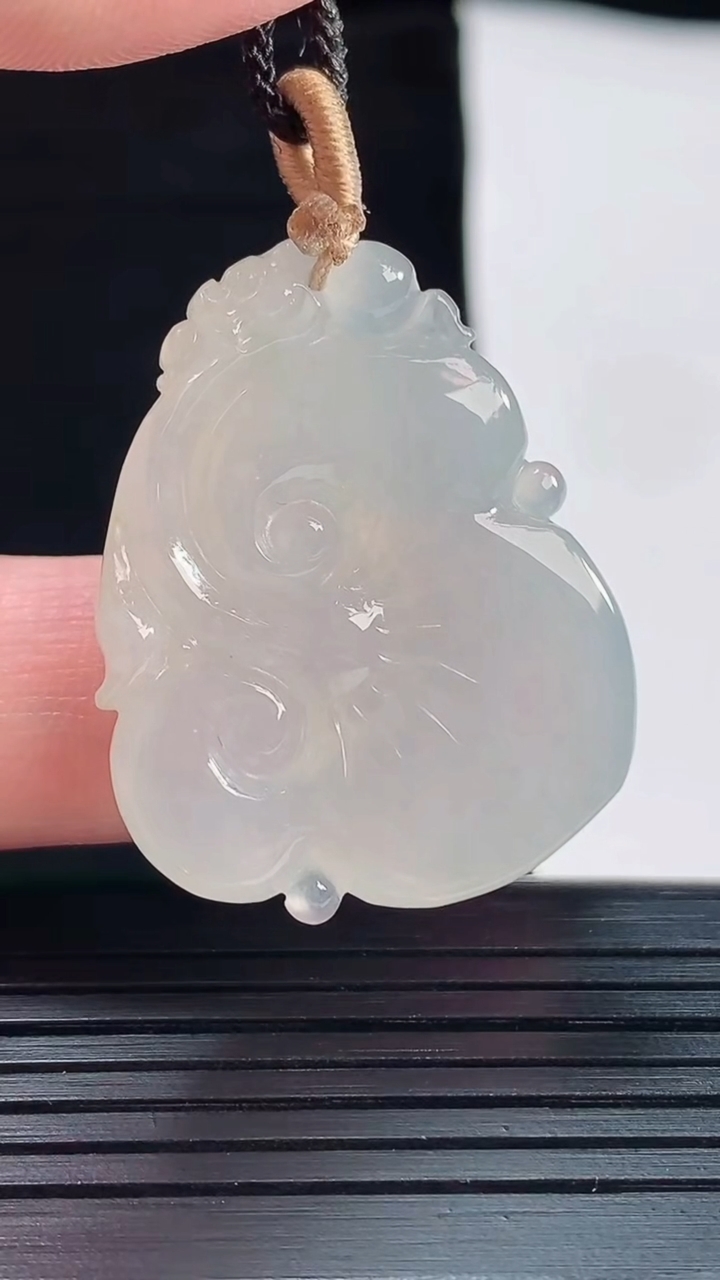 天然A货翡翠如意吊坠，尺寸33-27-6.6重量:11.49g
5月20日