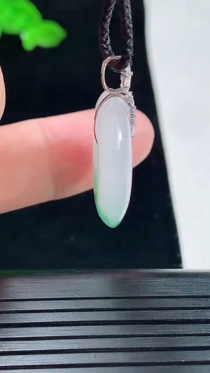 天然A货翡翠平安扣吊坠，尺寸30-23-5重量:5.70g
5月20日