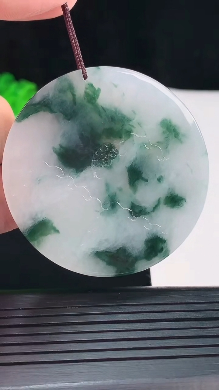 天然A货翡翠牌吊坠，尺寸50.5-6重量:34.09g
5月20日