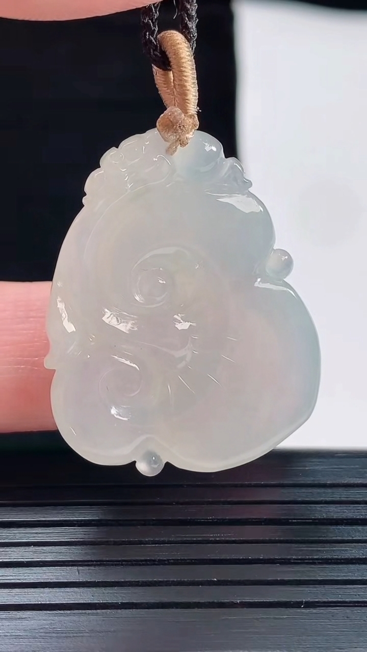 天然A货翡翠如意吊坠，尺寸33-27-6.6重量:11.49g
5月20日