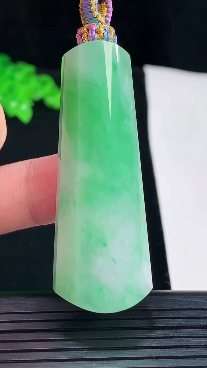 天然A货翡翠平安柱吊坠，尺寸54-20.5-12重量:25.70g
5月20日