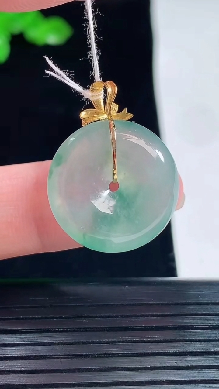 天然A货翡翠种飘花平安扣吊坠，尺寸26-20-5.5重量:4.90g
5月20日