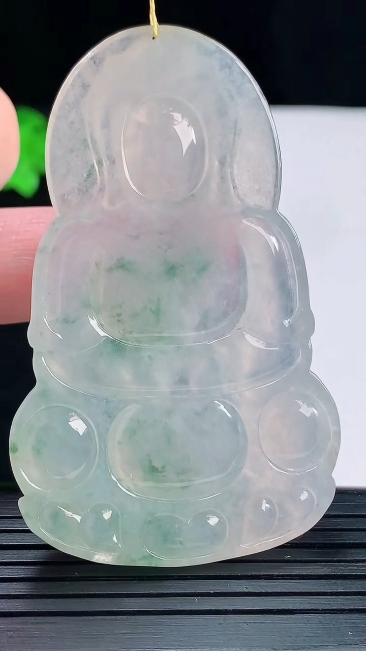 天然A货翡翠种飘花正装观音吊坠，尺寸65.5-40.2-5.6重量:30.44g
5月20日