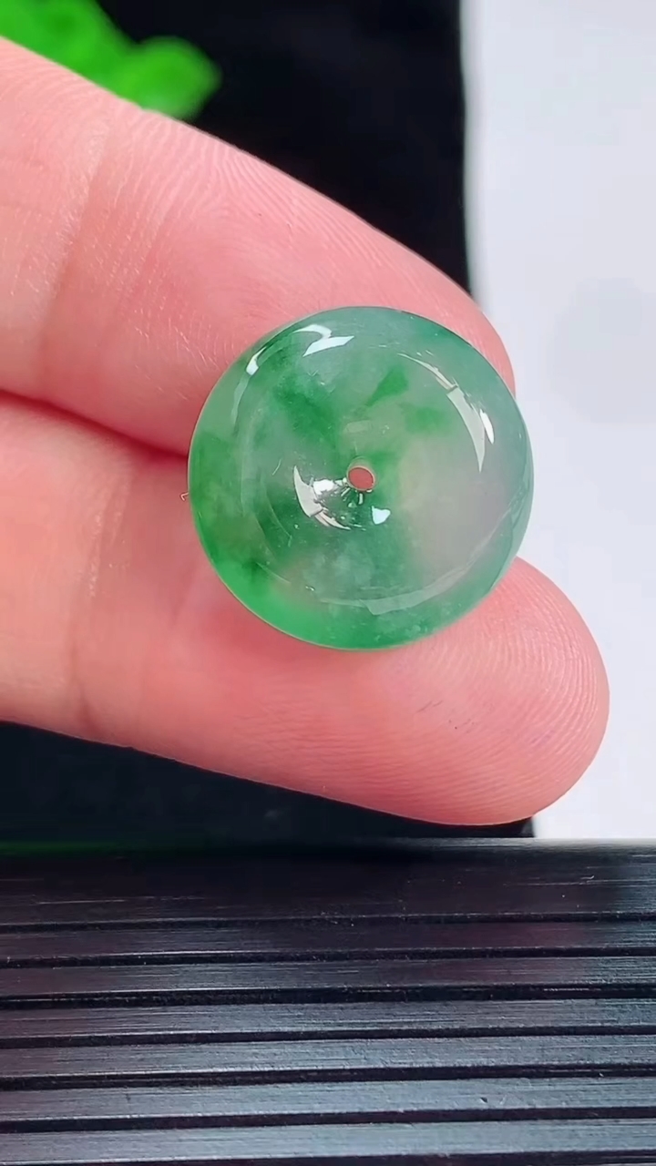天然A货翡翠平安扣吊坠，尺寸18-6重量:3.60g
5月20日