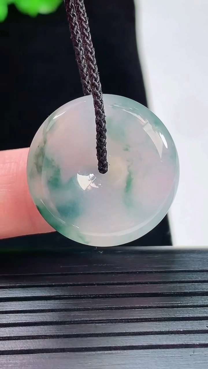 天然A货翡翠冰种飘花平安扣吊坠，尺寸24.3-5.2重量:6.58g
5月20日