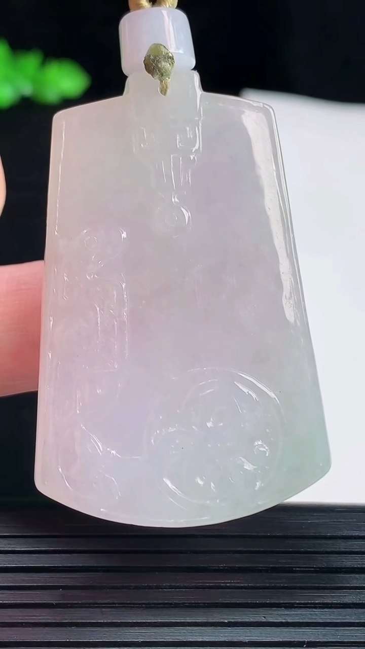 天然A货翡翠紫罗兰仿古龙牌吊坠，尺寸51.5-32.6-5.2重量:22.50g
5月20日