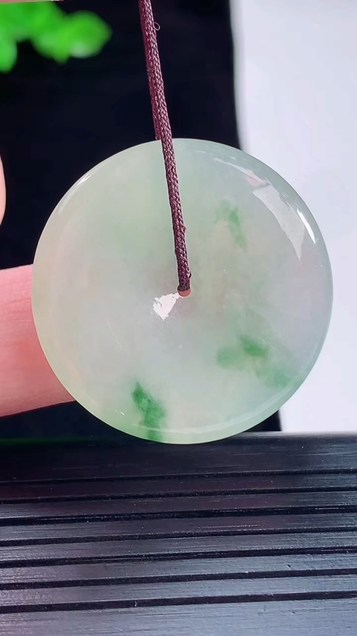 天然A货翡翠飘花平安扣吊坠，尺寸29.5-4.2重量:8.10g
5月20日