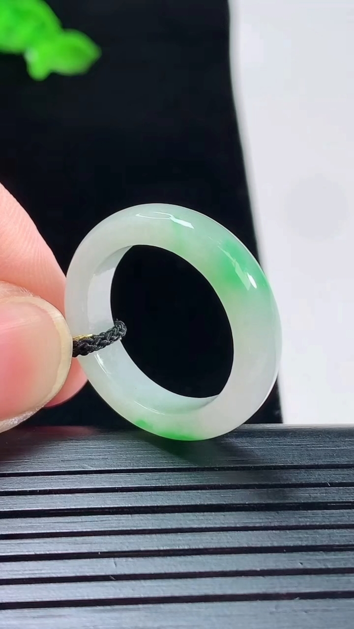天然A货翡翠玉指环 戒指，尺寸18.5-5.3-3.5重量:3.97g2026年5月20日
工厂直销