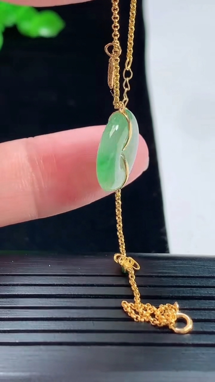 天然A货翡翠平安环手链，尺寸15-3.8重量:2.34g
5月20日