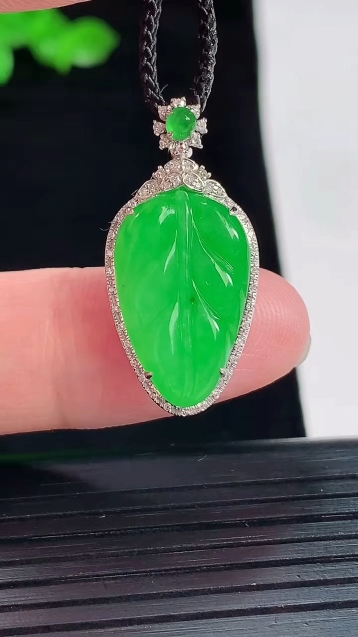 天然A货翡翠金枝玉叶 叶子吊坠，尺寸28-14-5.8，裸石18.6-12重量:2.52g
5月20