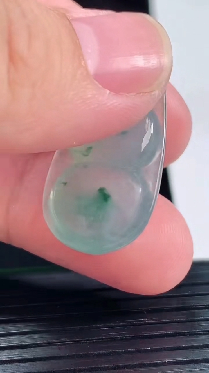 天然A货翡翠冰种飘花福豆镶嵌件，尺寸33.5-16-6.8重量:5.75g
5月20日