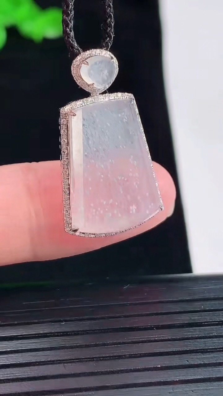 天然A货翡翠种白冰无事牌吊坠，尺寸27-15.6-5，裸石19-14重量:2.11g
5月20日