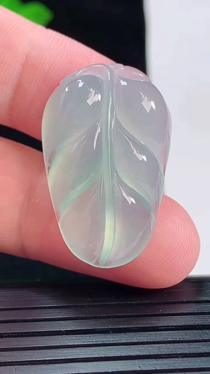 天然A货翡翠金枝玉叶 叶子吊坠，尺寸31.5-20-6重量:6.00g
5月20日