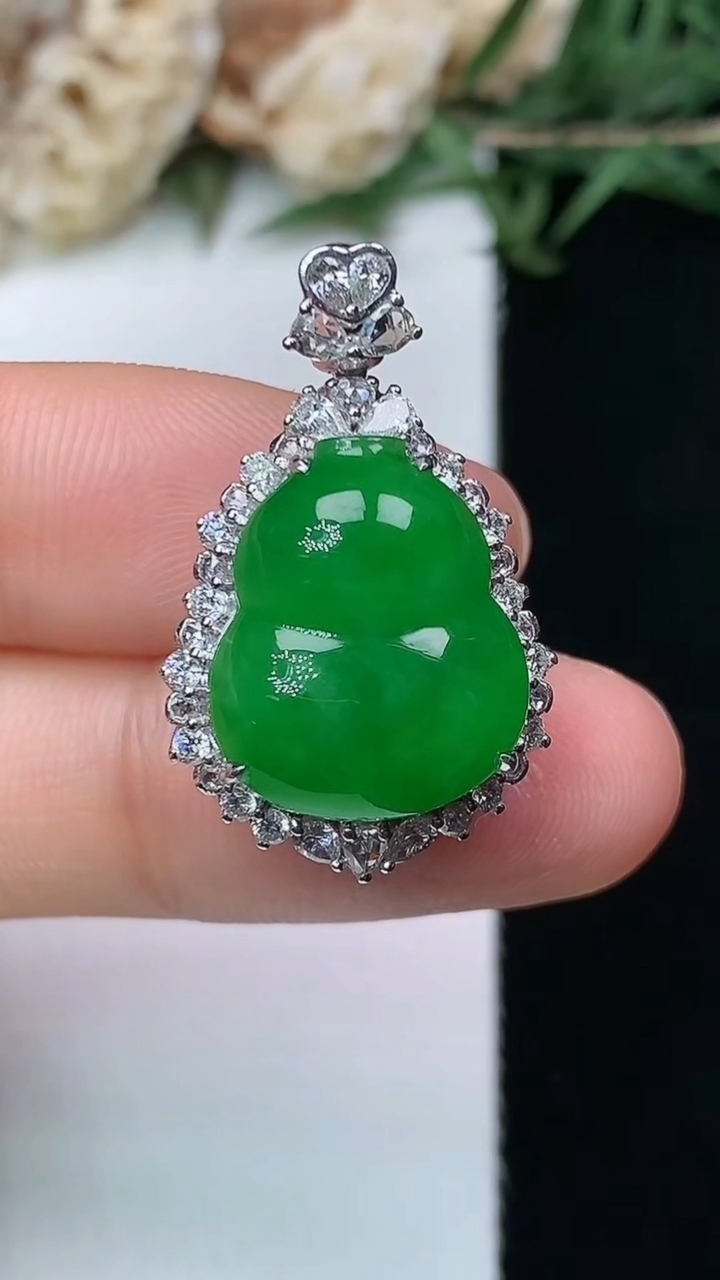 天然A货翡翠葫芦吊坠，尺寸27.2-16.9-11.8，裸石15.8-13.3，重量:6.14g
5