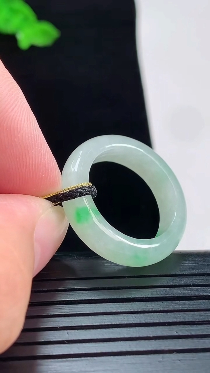 天然A货翡翠玉指环 戒指，尺寸18.5-5.5-3.6重量:4.32g2026年5月20日
工厂直销收藏佳品,种好水足，色泽均匀，有种有色，上手高大气！