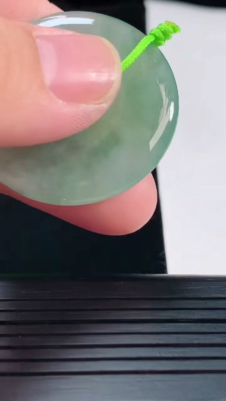 天然A货翡翠平安扣吊坠，尺寸36-5重量:14.00g
5月20日