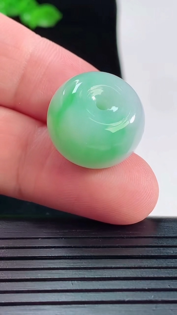 天然A货翡翠路路通吊坠，尺寸19-13重量:9.80g
5月20日