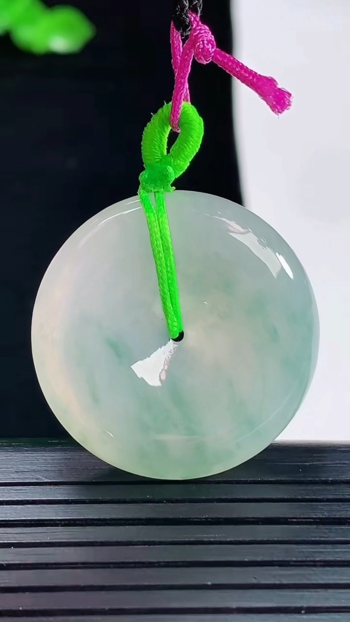 天然A货翡翠飘花平安扣吊坠，尺寸29-5.3重量:10.83g
5月20日