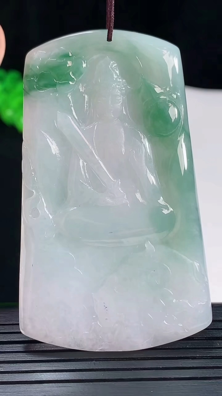 天然A货翡翠文殊菩萨吊坠，尺寸68-38.6-4重量:25.86g
5月20日