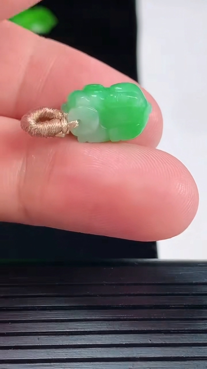 天然A货翡翠生肖猪吊坠，尺寸15-9-7.5重量:2.19g
5月20日