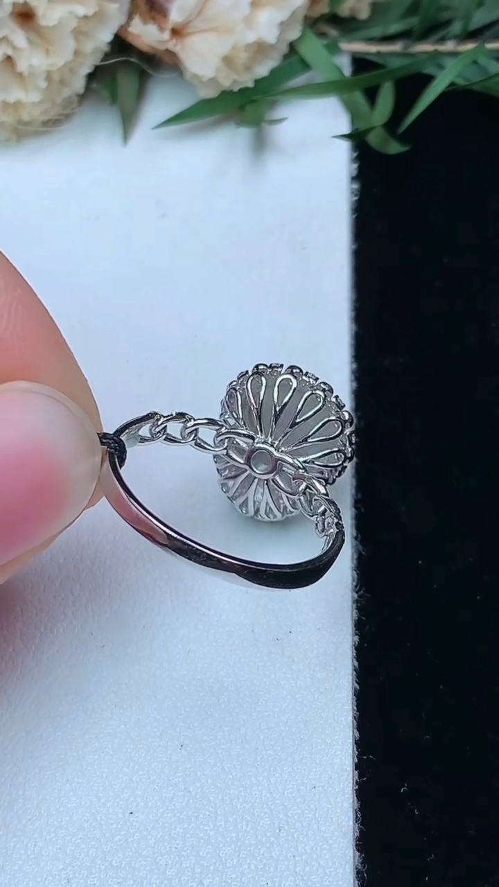 天然A货翡翠葫芦戒指，尺寸17.4-10-8.2，重量:2.90g2026年5月20日
工厂直销收藏佳品,种好水足，色泽均匀，有种有色，上手高大气！
