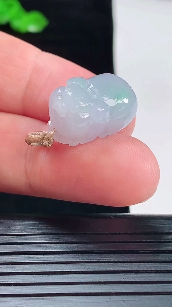 天然A货翡翠春带彩 紫罗兰生肖猪吊坠，尺寸20-12-11.5重量:5.73g
5月20日