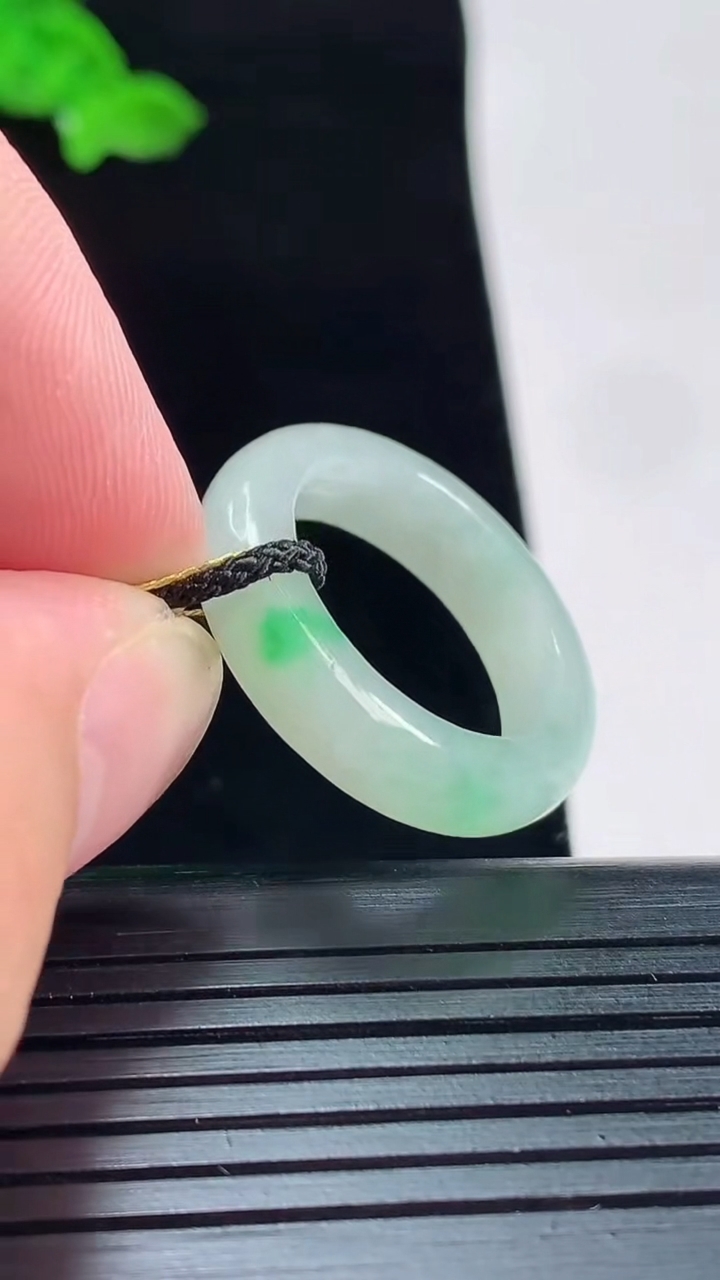 天然A货翡翠玉指环 戒指，尺寸18.5-5.5-3.6重量:4.32g2026年5月20日
工厂直销收藏佳品,种好水足，色泽均匀，有种有色，上手高大气！
