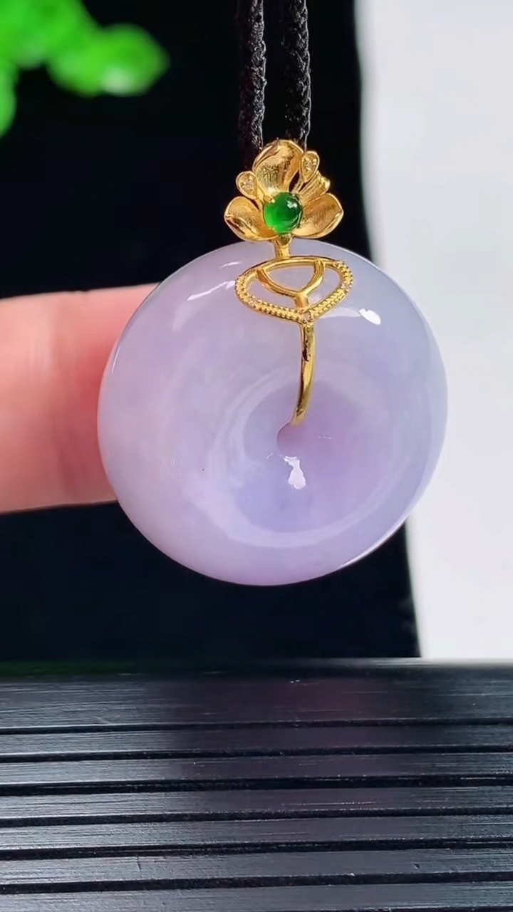 天然A货翡翠18k金紫罗兰平安扣吊坠，尺寸30.6-23.6-13重量:15.15g
5月20日