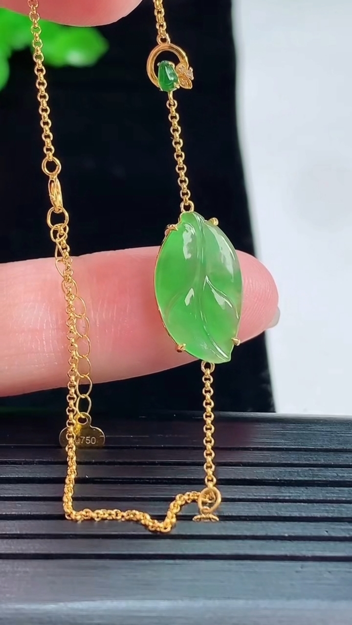 天然A货翡翠金枝玉叶 叶子手链，尺寸17-9-3重量:1.29g
5月20日