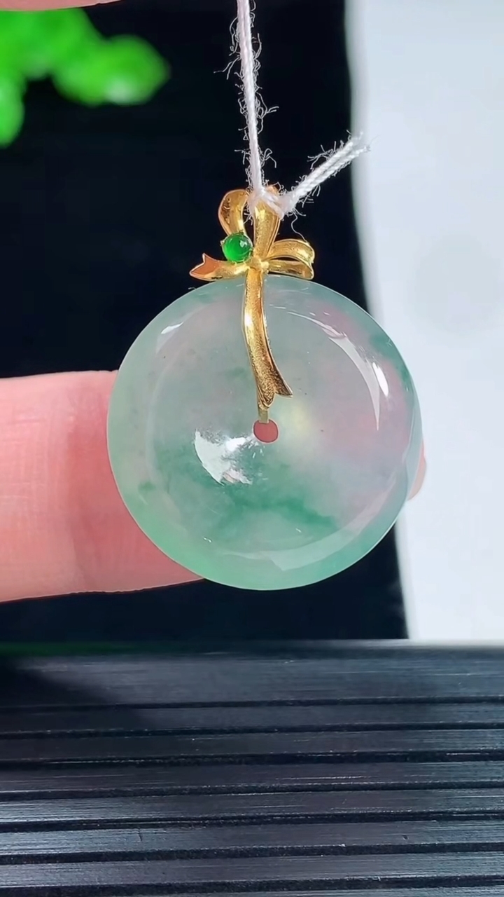天然A货翡翠种飘花平安扣吊坠，尺寸26-20-5.5重量:4.90g
5月20日
