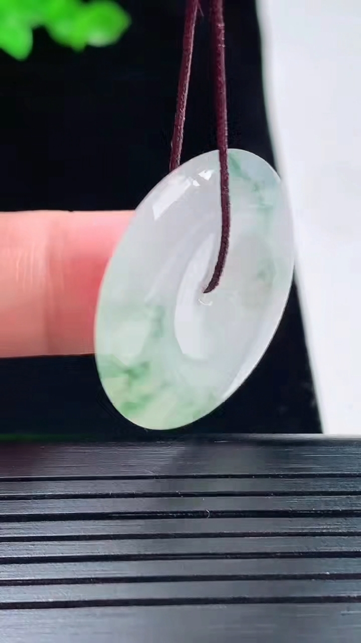 天然A货翡翠冰种飘花平安扣吊坠，尺寸28.5-5.2重量:8.76g
5月20日