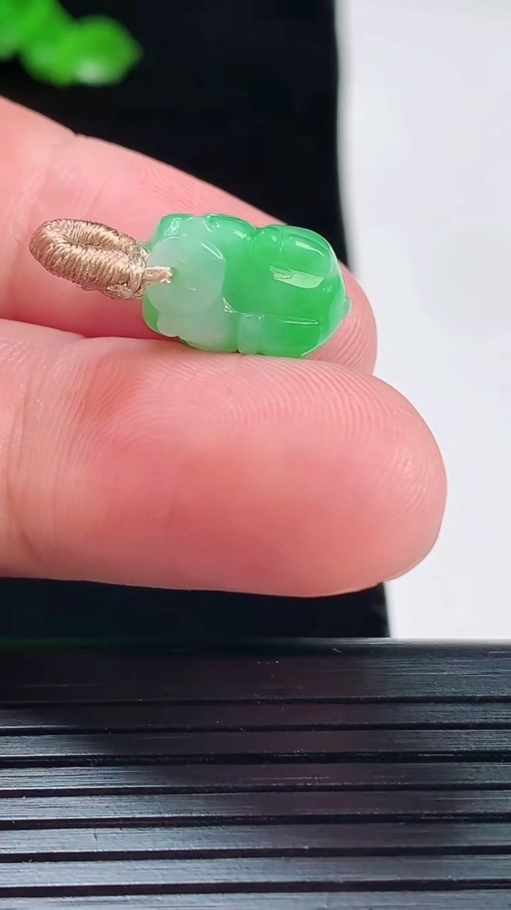 天然A货翡翠生肖猪吊坠，尺寸15-9-7.5重量:2.19g
5月20日