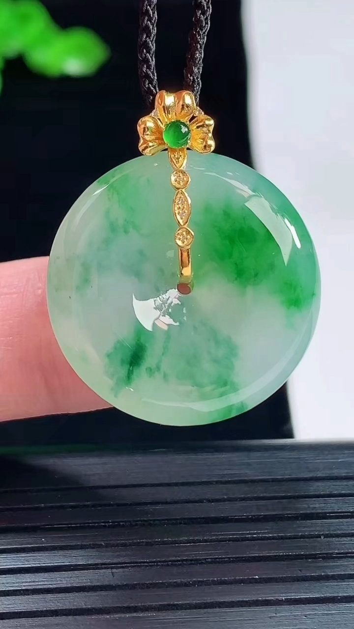 天然A货翡翠平安扣吊坠，尺寸30-25-6重量:7.73g
5月20日