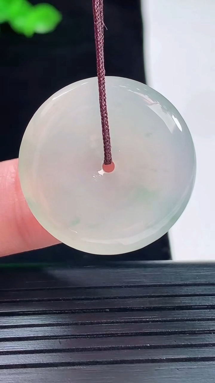 天然A货翡翠飘花平安扣吊坠，尺寸26-4.5重量:6.67g
5月20日