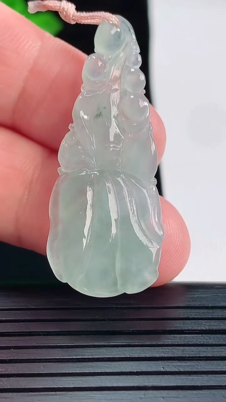 天然A货翡翠莲蓬吊坠，尺寸44.2-18-4.8重量:5.60g
5月20日