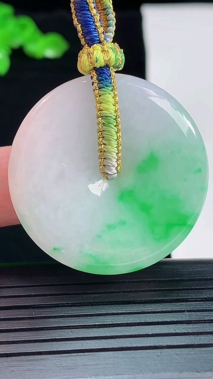 天然A货翡翠平安扣吊坠，尺寸35-5.5重量:16.12g
5月20日