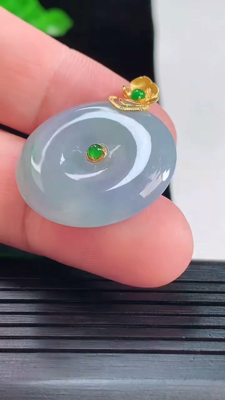 天然A货翡翠18k金春带彩 紫罗兰平安扣吊坠，尺寸32.8-26-5重量:7.28g
5月20日