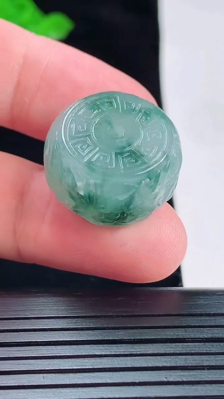 天然A货翡翠飘花雕龙路路通吊坠，尺寸22-13重量:13.57g
5月20日