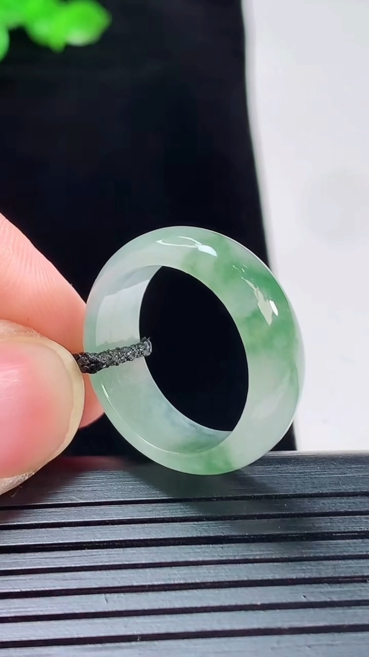 天然A货翡翠飘花玉指环 戒指，尺寸18.5-7-3重量:3.84g2026年5月20日
工厂直销收藏