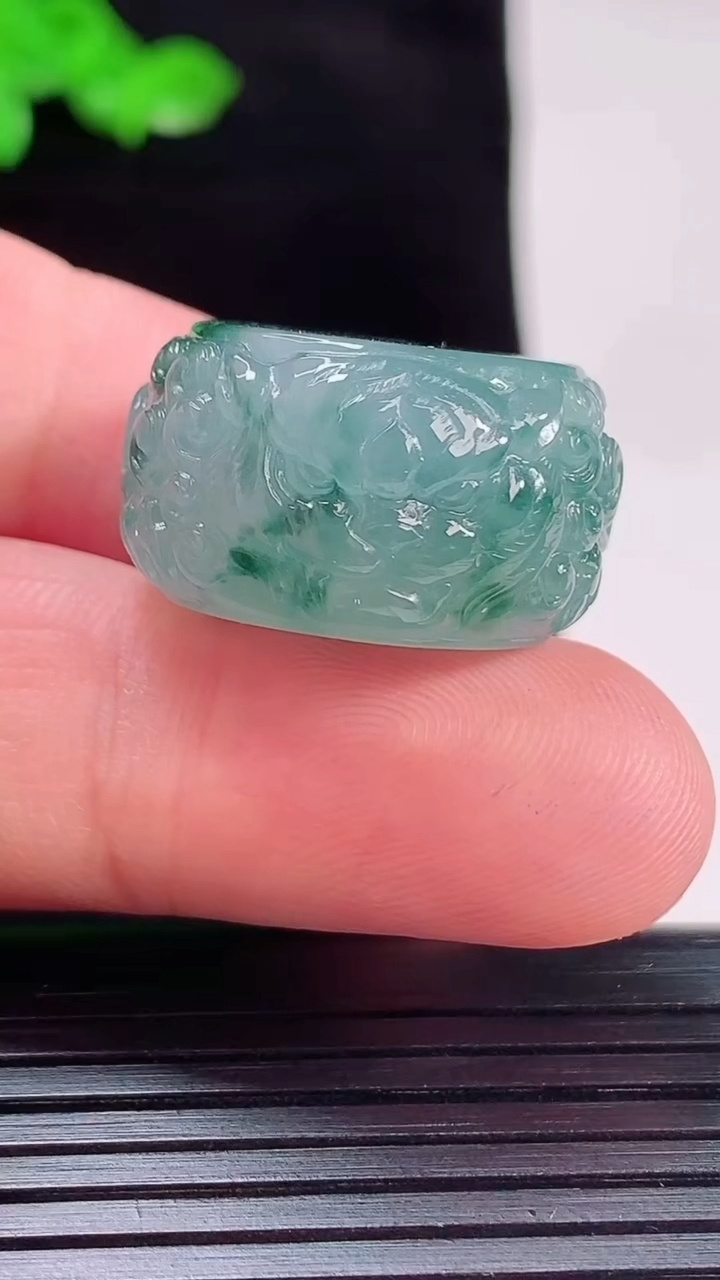天然A货翡翠飘花雕龙路路通吊坠，尺寸23.6-13重量:16.23g
5月20日