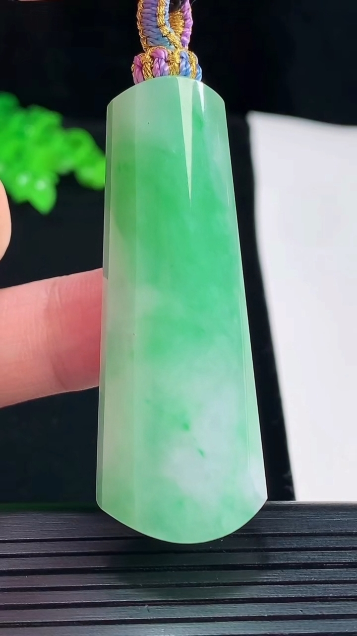 天然A货翡翠平安柱吊坠，尺寸54-20.5-12重量:25.70g
5月20日