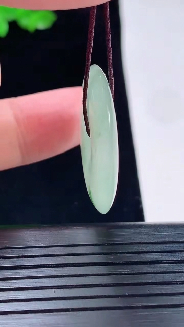 天然A货翡翠飘花平安扣吊坠，尺寸29.5-4.2重量:8.10g
5月20日
